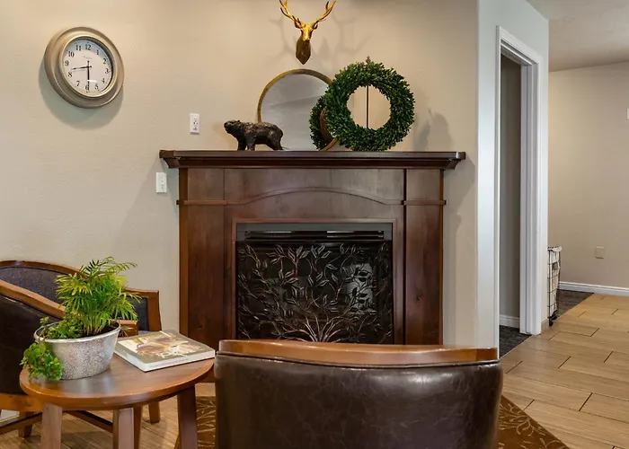 Best Hotels Near Midway Offering Free Parking & Shuttle